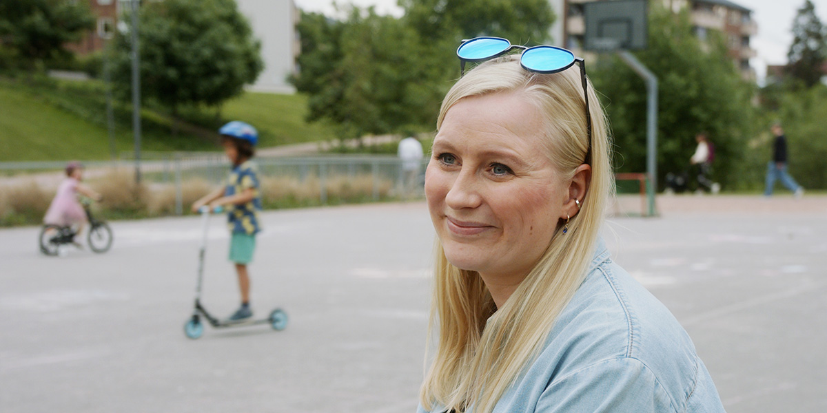 Katharina er en mamma i parken - og bruker mobilen til alt