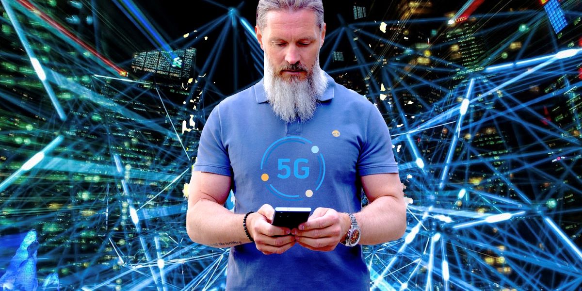 Mann med 5G-mobil