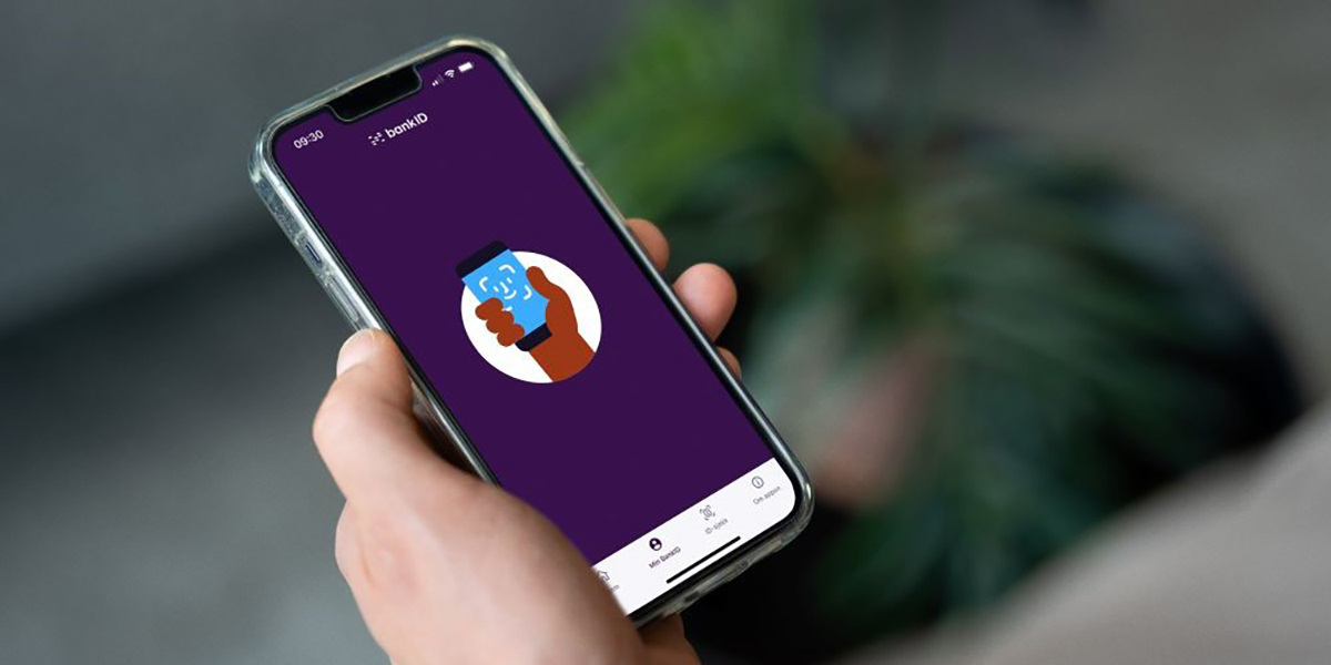 hånd holder mobil med den nye bankid-appen