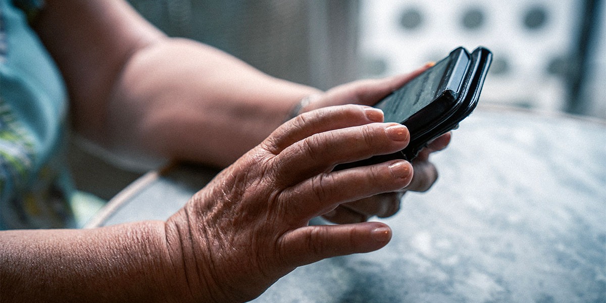 Berta som holder i telefonen.