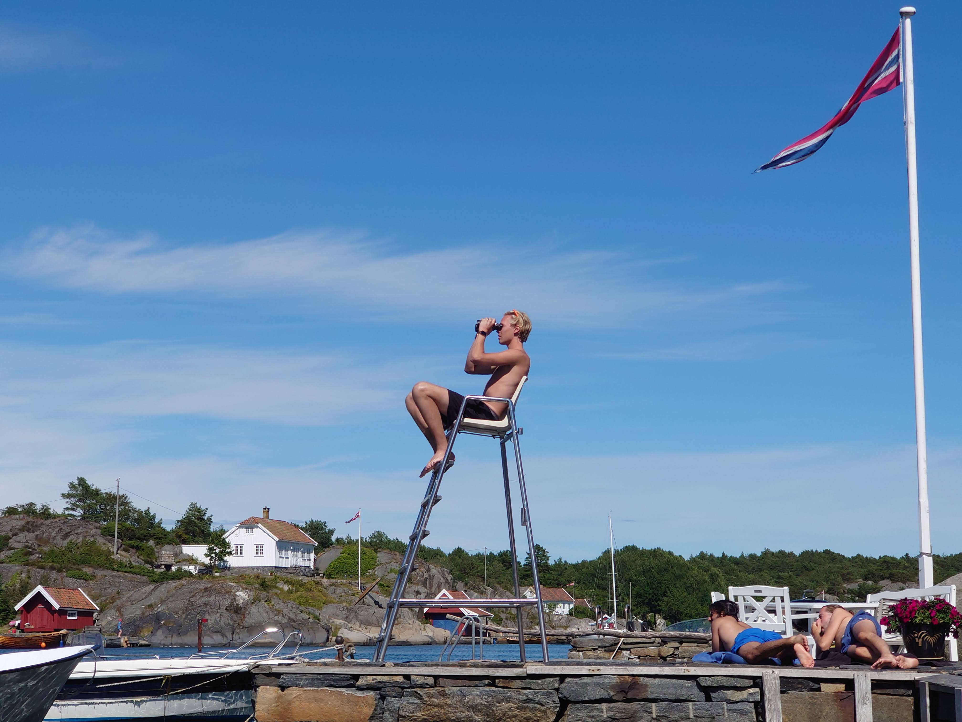 Bilde som viser badevakt på sommeren med økt fargetemperatur i bildet