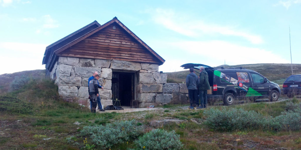 Ikke bare skal mastene ha strøm fra fornybare kilder, men bygningene må også gli inn i det naturlige landskapet.