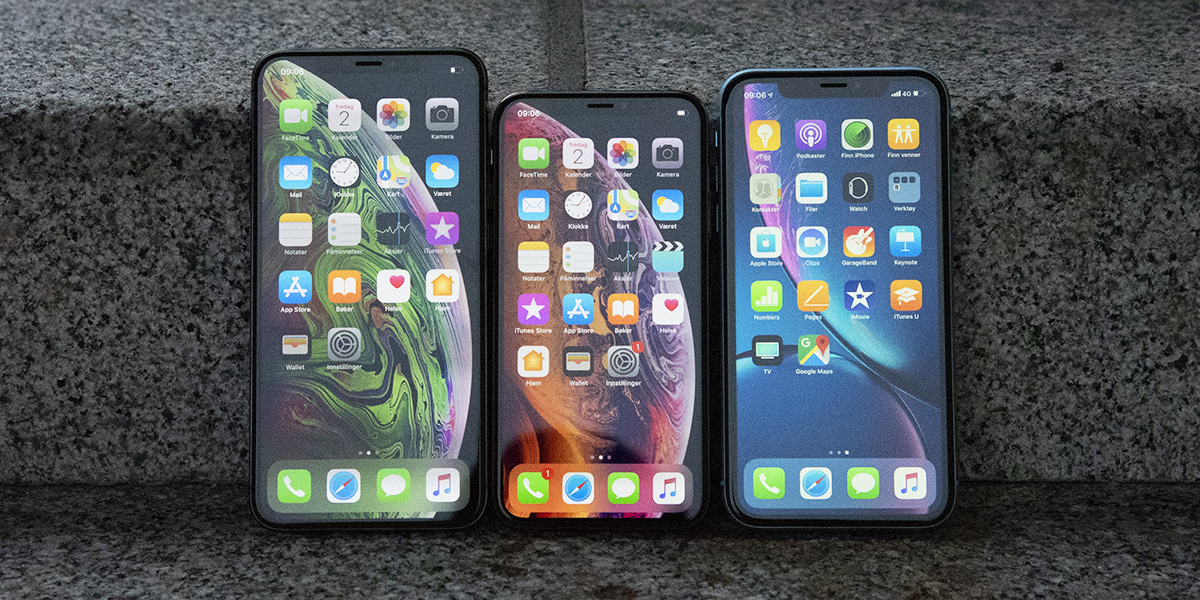 Med et display på 6,1 tommer, legger iPhone XR (t.v.) seg mellom XS og XS Max i størrelse.