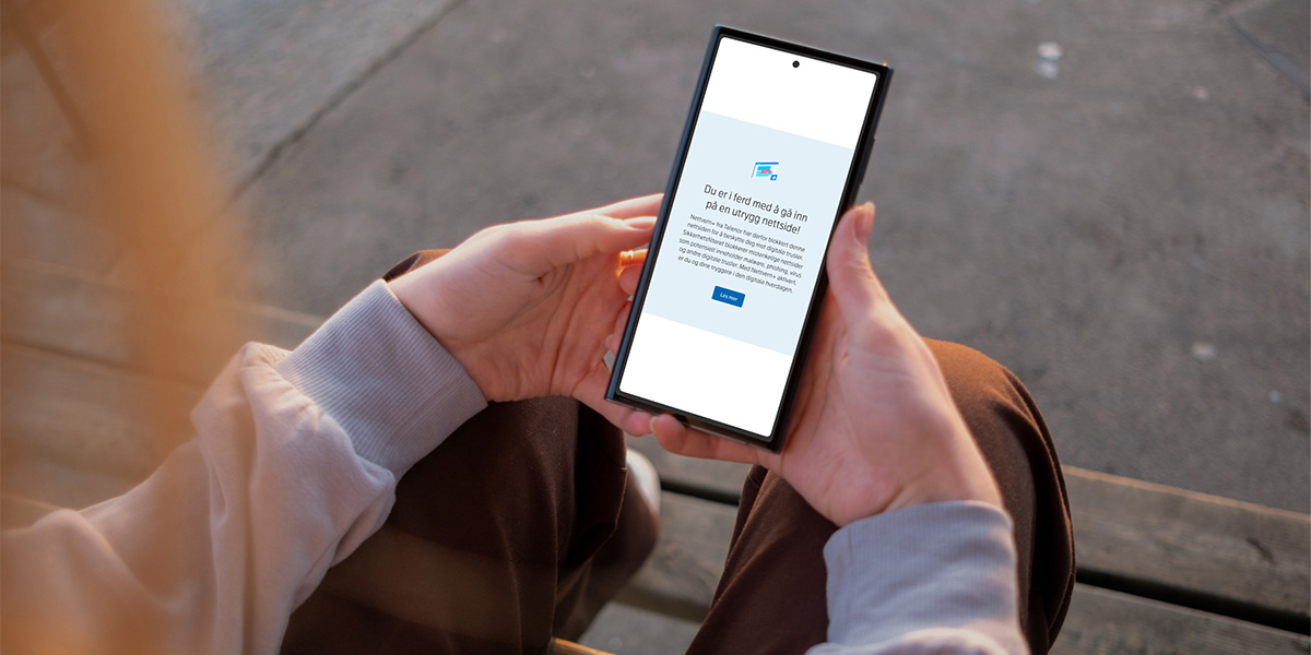 Mobil som viser varselplakaten fra Nettvern+