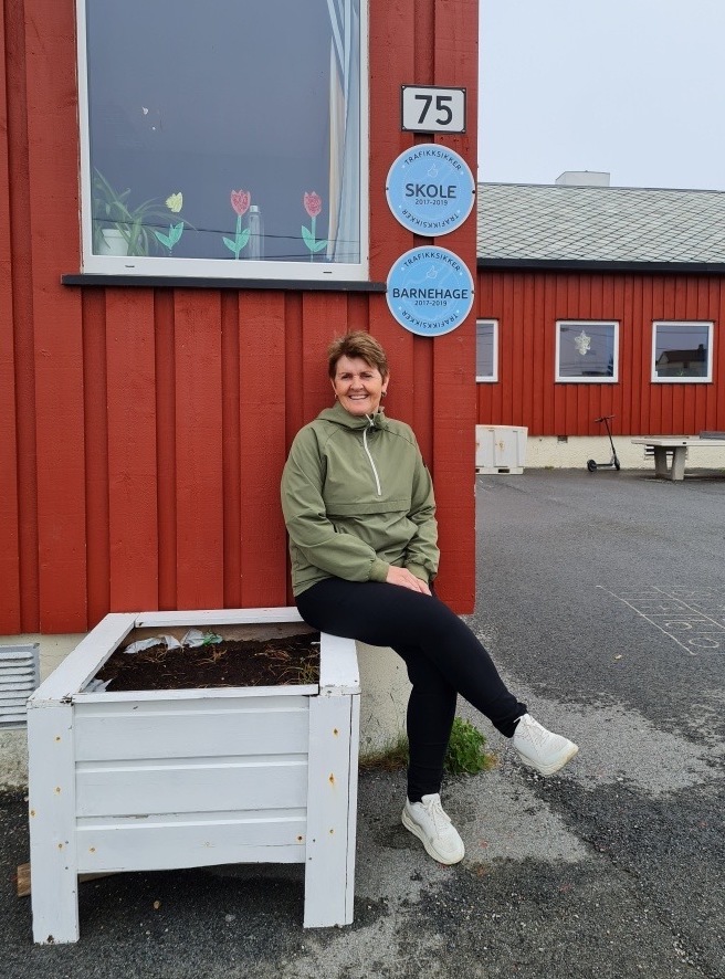 Rektor Nina Mathissen foran skolen