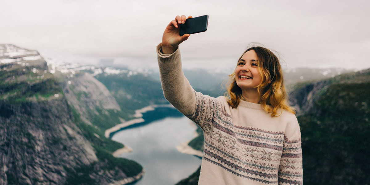 Dame tar selfie med mobil