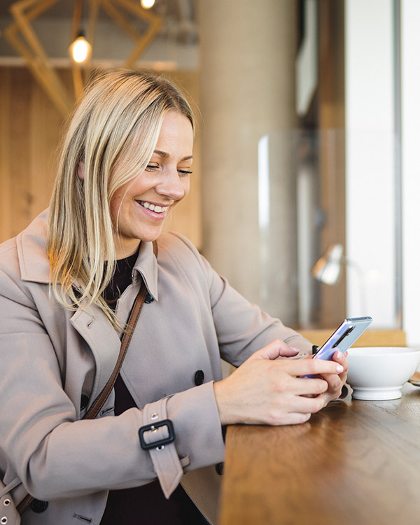 Rasa sitter på kafé og tester en vpn-løsning på mobilen. "Slik surfer du trygt", sier hun.