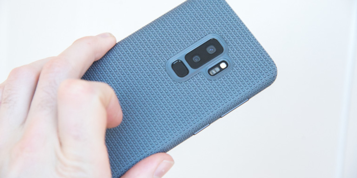 Fingeravtrykkleseren er flyttet slik at den ligger under kameraet. S9+ har også fått et dobbeltkamera, med to separate linser, som du ser på bildet. Her er mobilen i det nye, lette «Hyperknit»-dekselet.