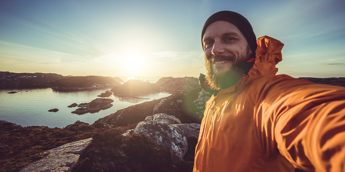 Mann som tar selfie i påsken - men tenker han på sikkerhet