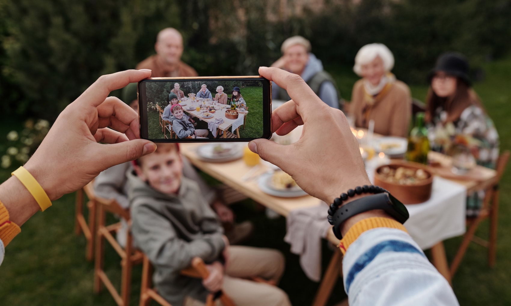 En person tar bilde av sommerfest på hytta