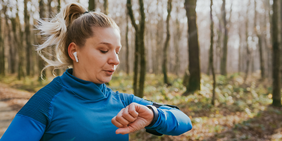 jogger kvinner med smartklokke tvilling-sim eller data-sim