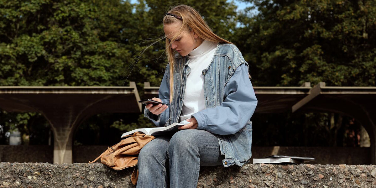 Jente som har ukjente beløp på mobilregningen